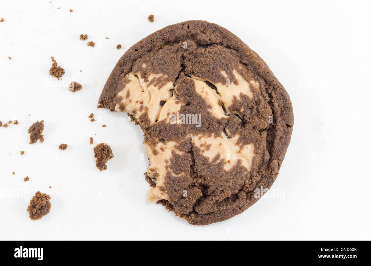Chocolate Chip Cookie marrone sul tavolo bianco Foto Stock