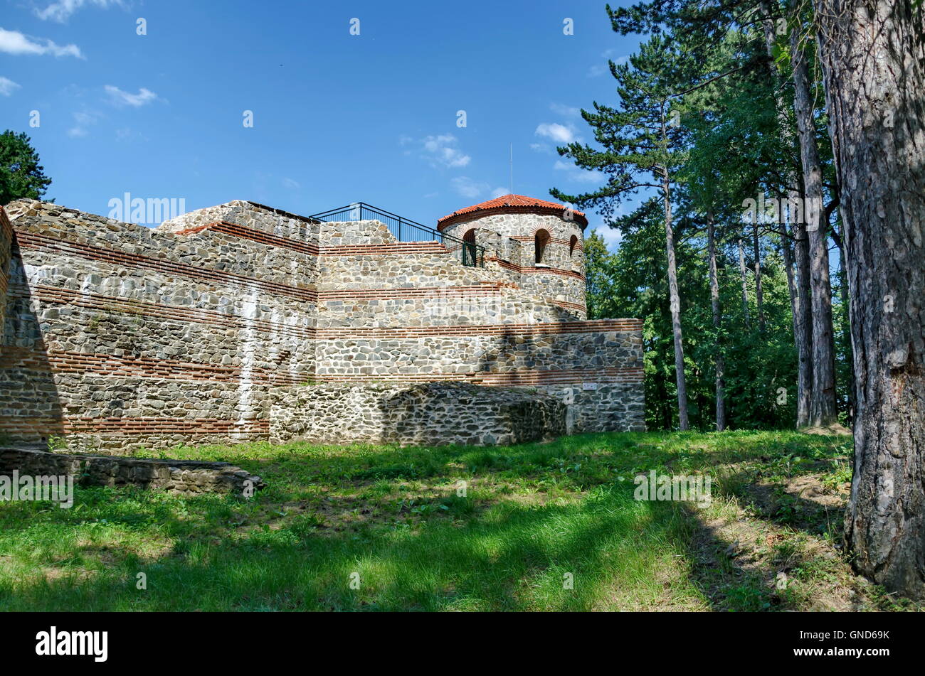 Tower con grande muro di pietra del castello Hisarlak, vicino alla città di Kyustendil, Bulgaria Foto Stock