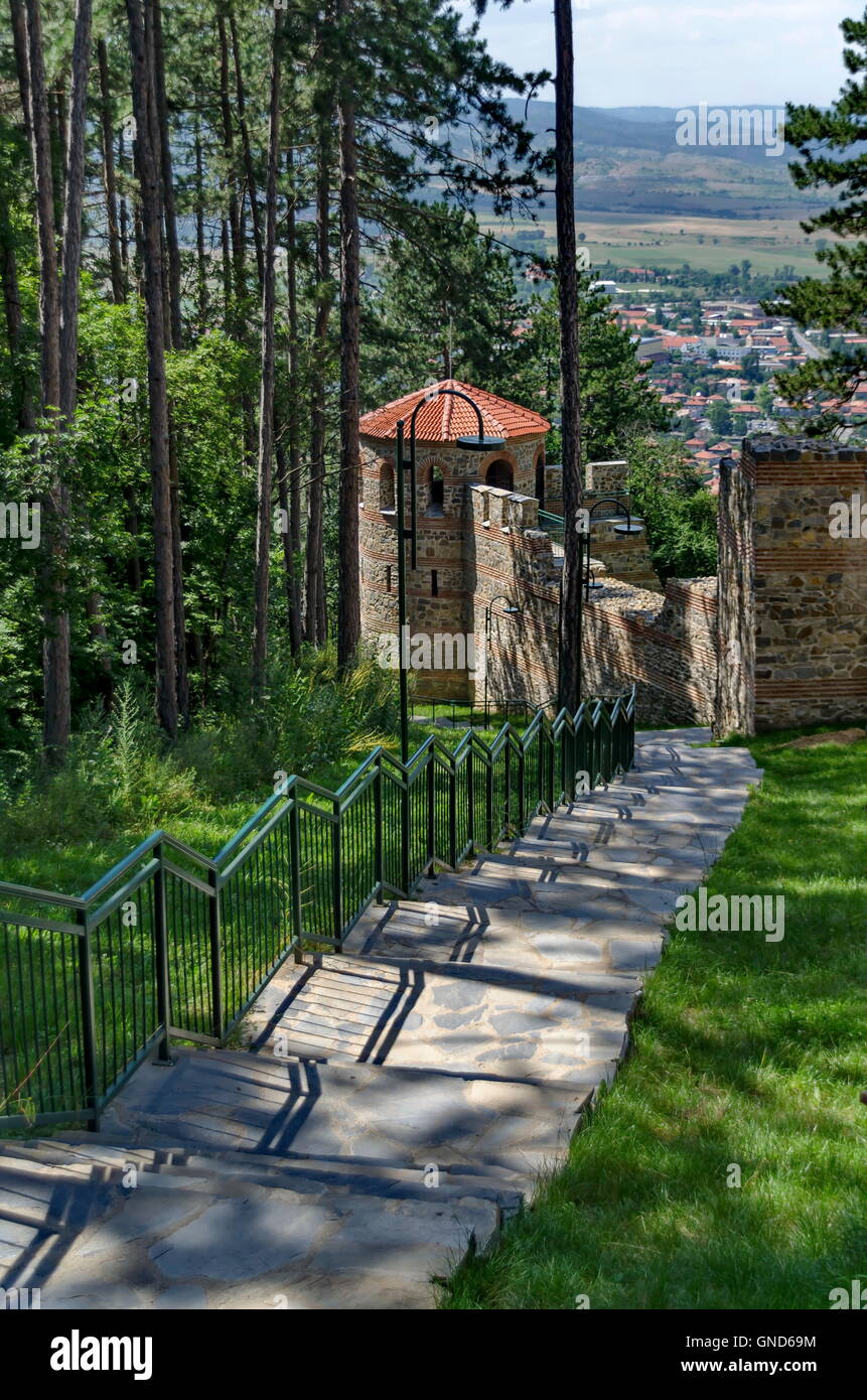 Tower con grande muro di pietra del castello Hisarlak, vicino alla città di Kyustendil, Bulgaria Foto Stock