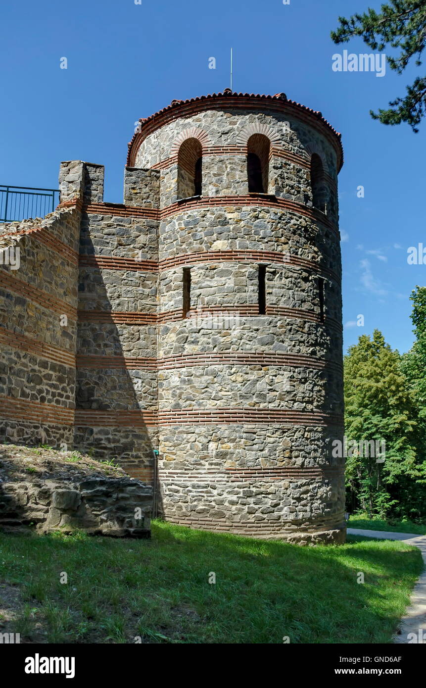 Tower con grande muro di pietra del castello Hisarlak, vicino alla città di Kyustendil, Bulgaria Foto Stock