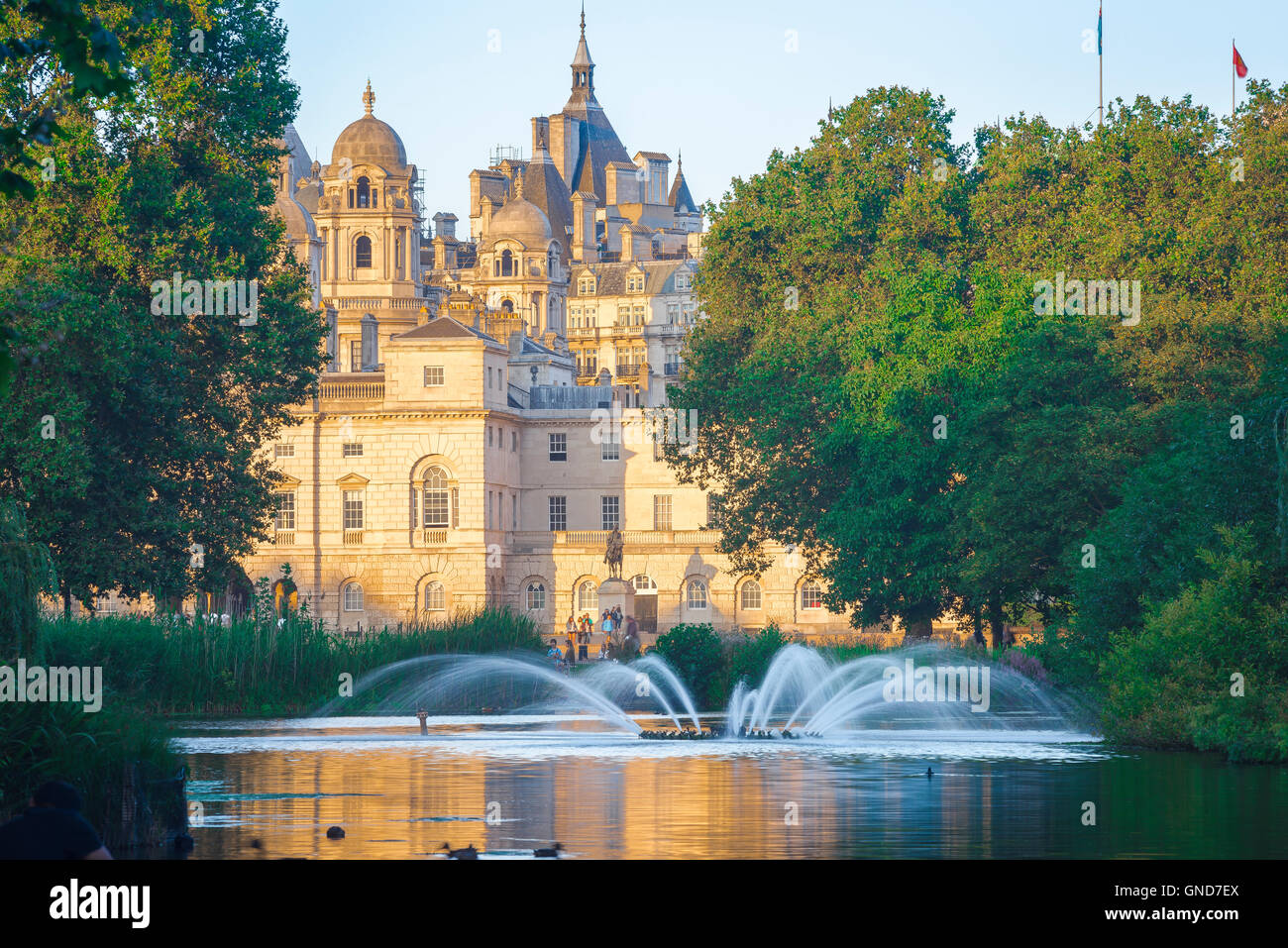 London park estate, vista sulla fontana di St James Park Lake, Londra, Regno Unito. Foto Stock