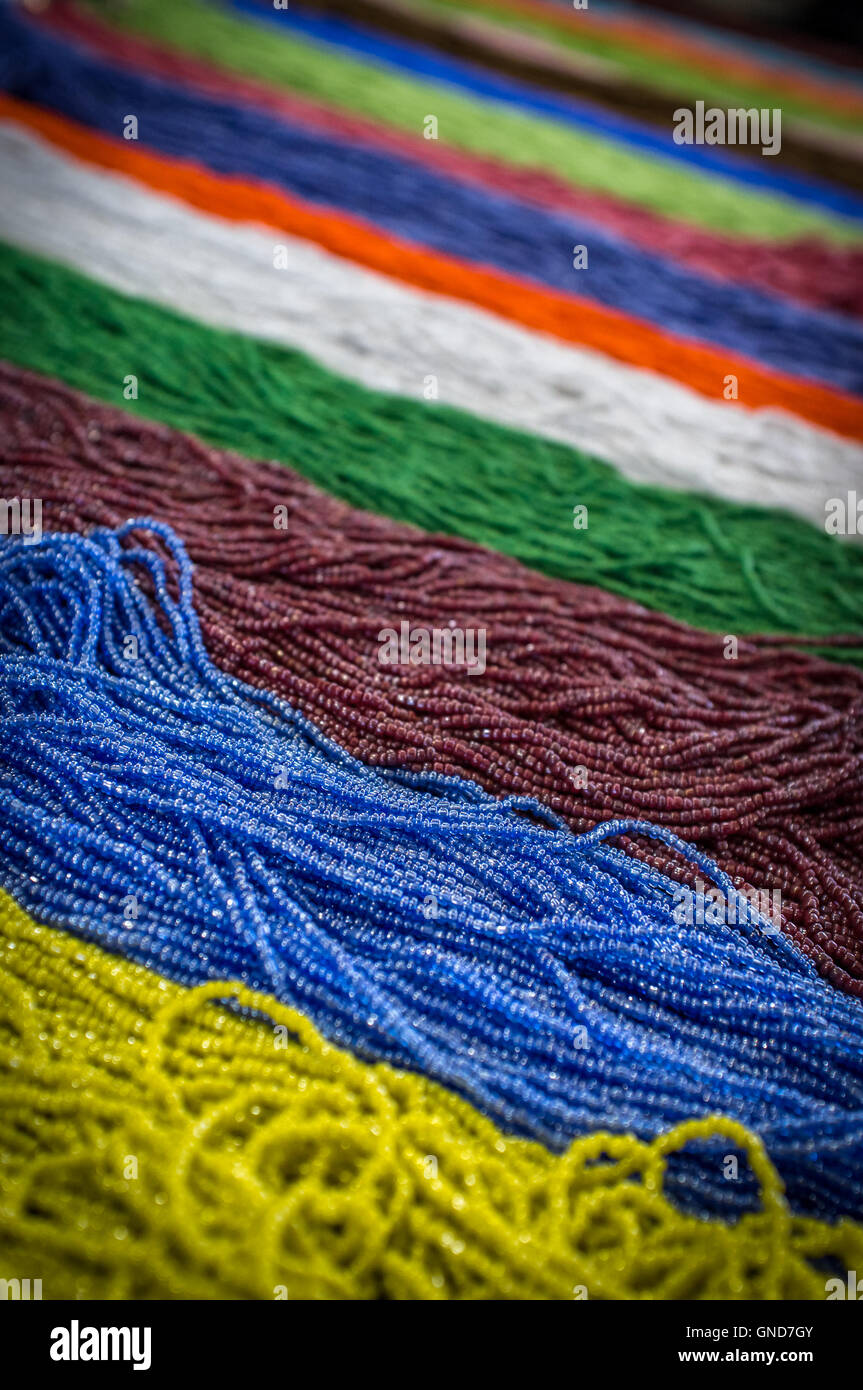 Sfondo arcobaleno di perline colorate collane e bracciali Foto Stock