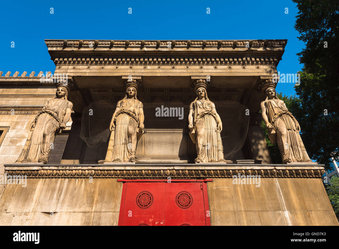 Cariatidi, vista di quattro cariatidi che si trovano sopra la cripta greca Revival della Chiesa di St Pancras New nella Euston Road, Londra, Regno Unito. Foto Stock