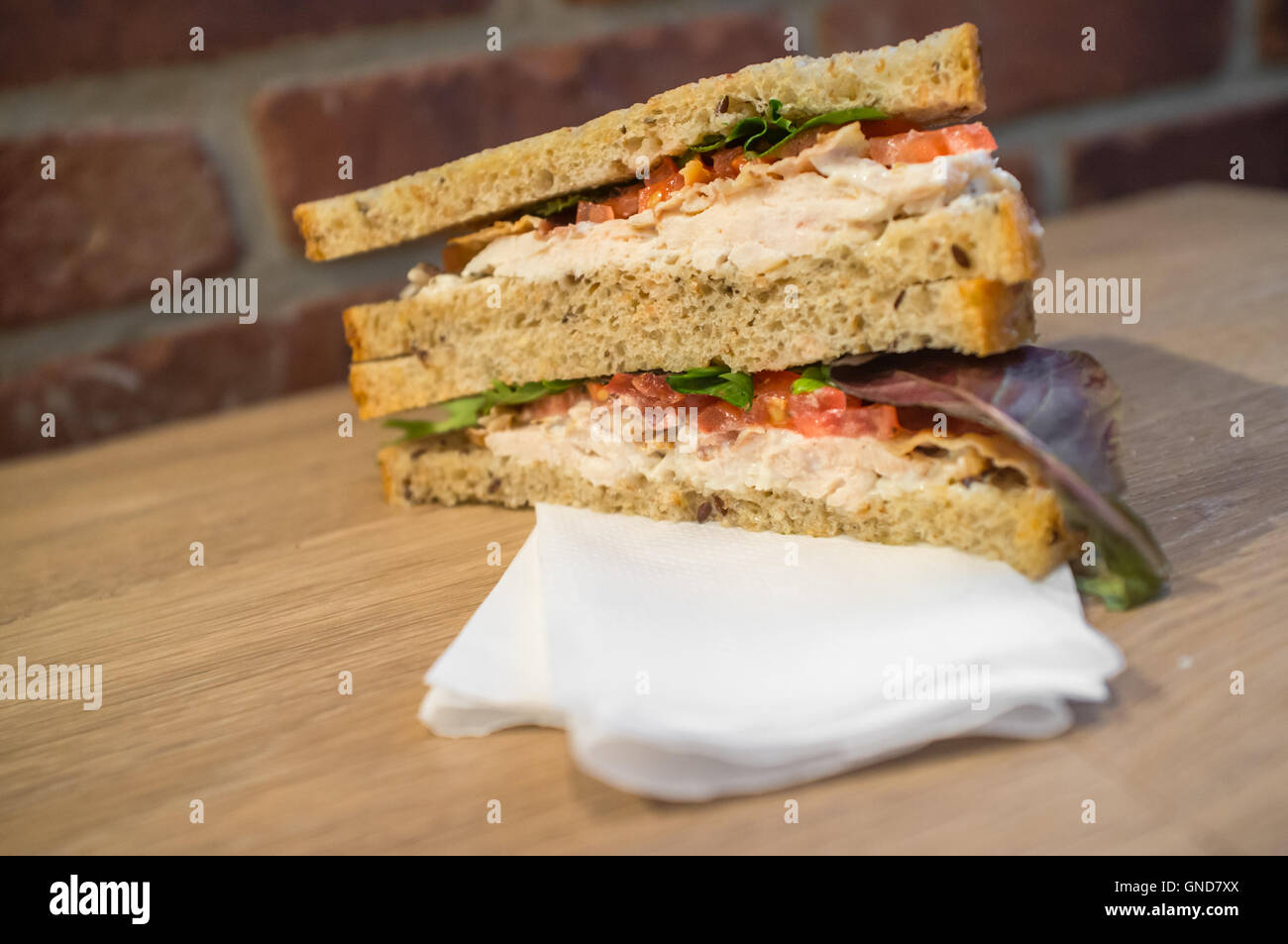 Pollo pancetta lattuga e pomodoro panino su tutto il grano pane di segale Foto Stock