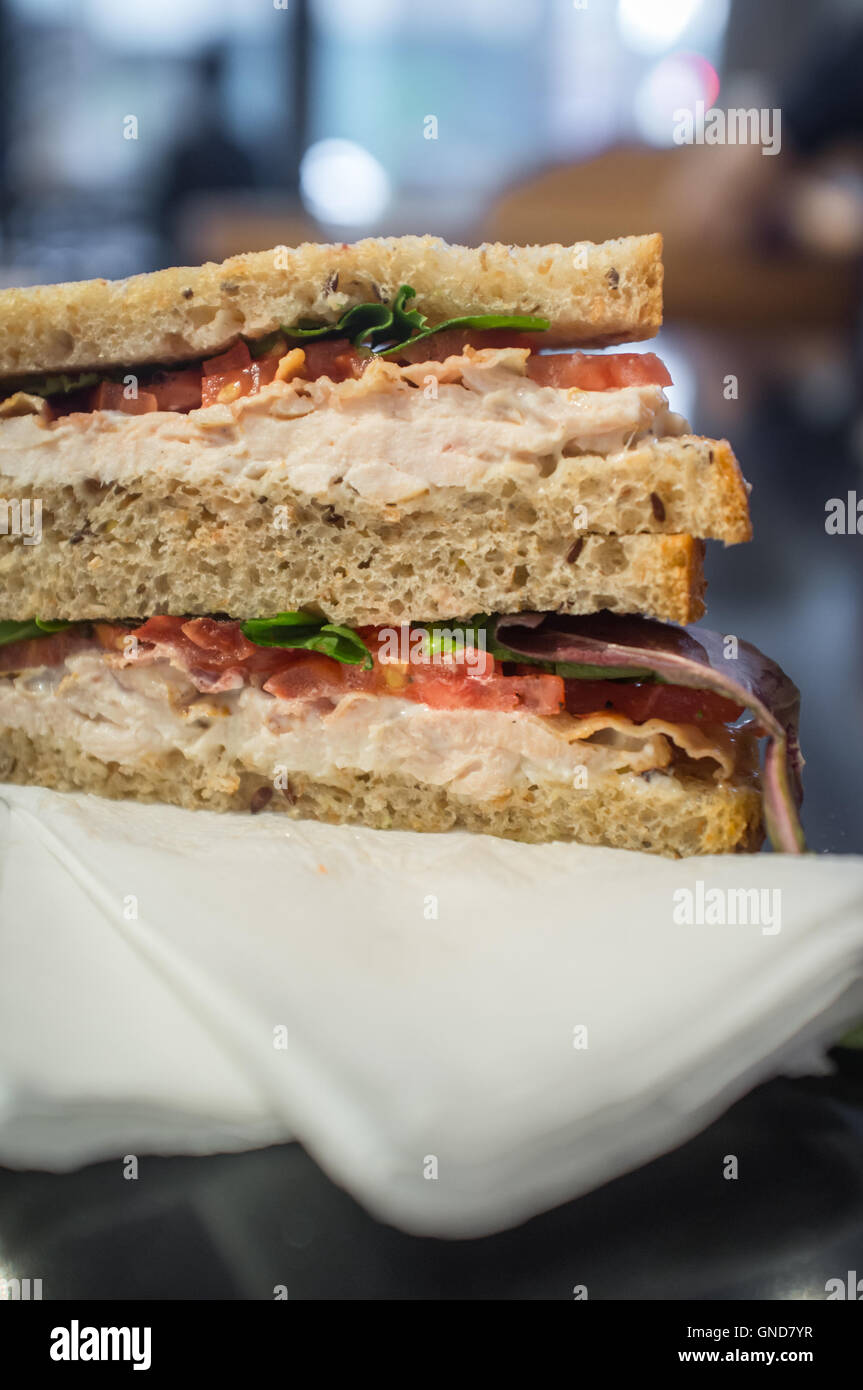 Pollo pancetta lattuga e pomodoro panino su tutto il grano pane di segale Foto Stock