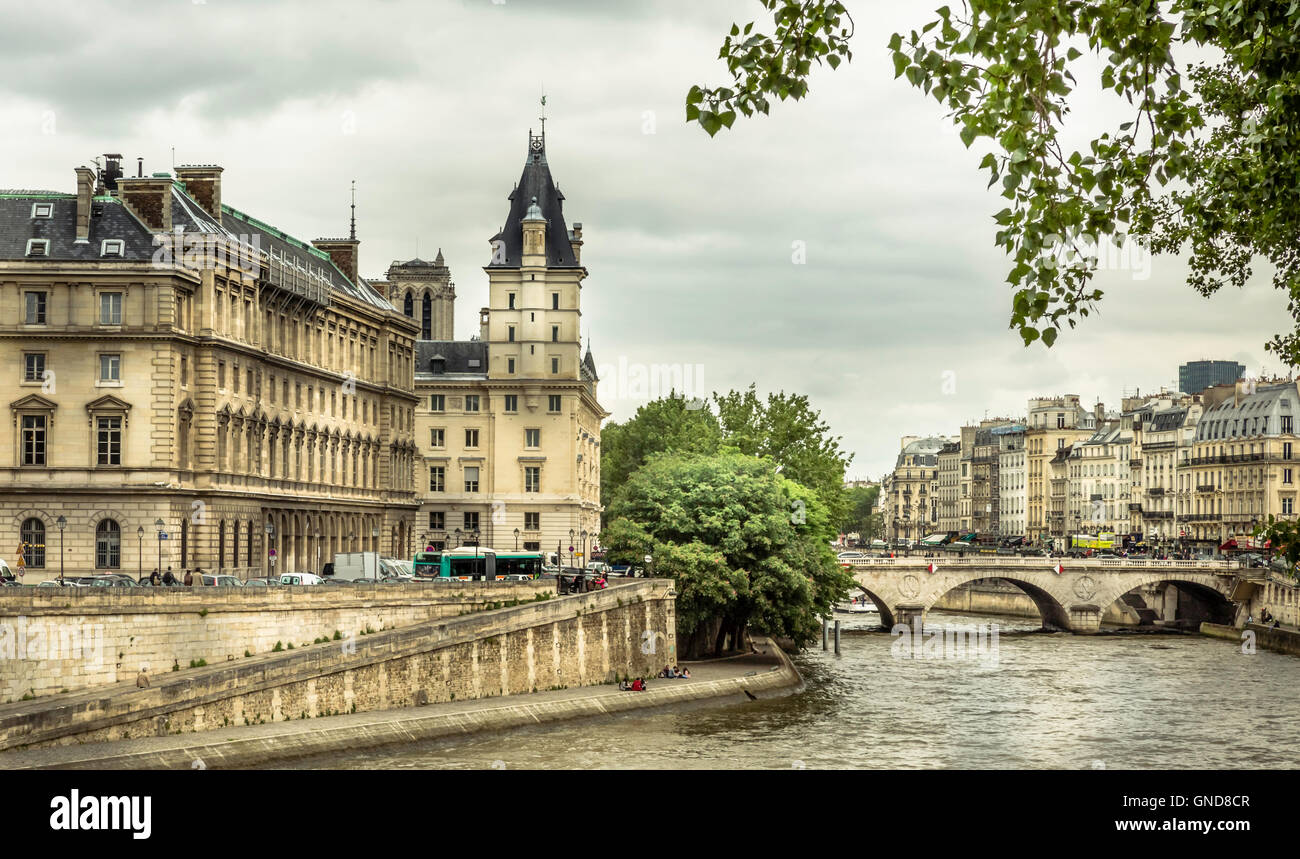 Classica architettura europea lungo il Fiume Senna, Parigi Foto Stock