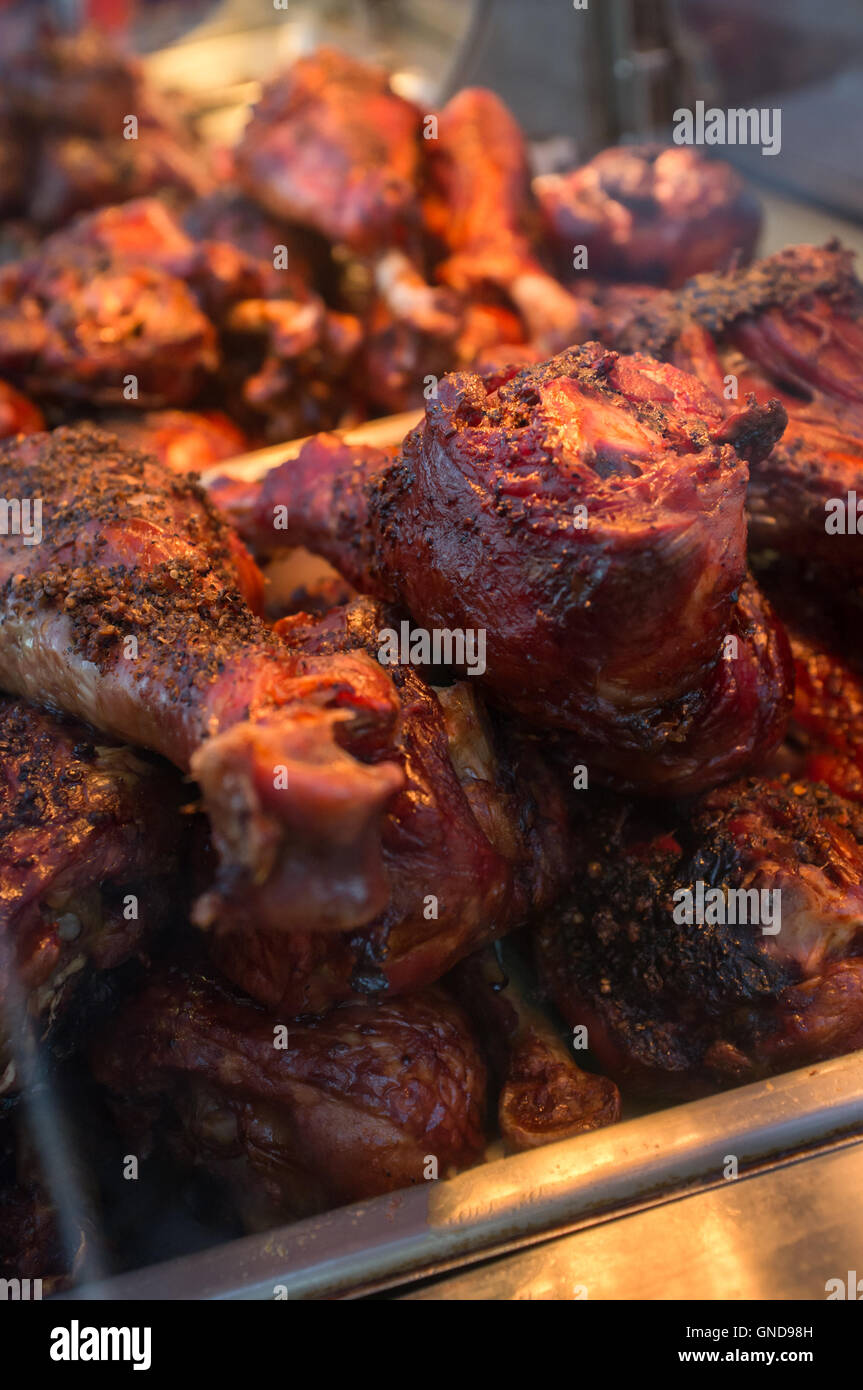 Croccante e succosa barbecue turchia gambe sul piatto di catering Foto Stock