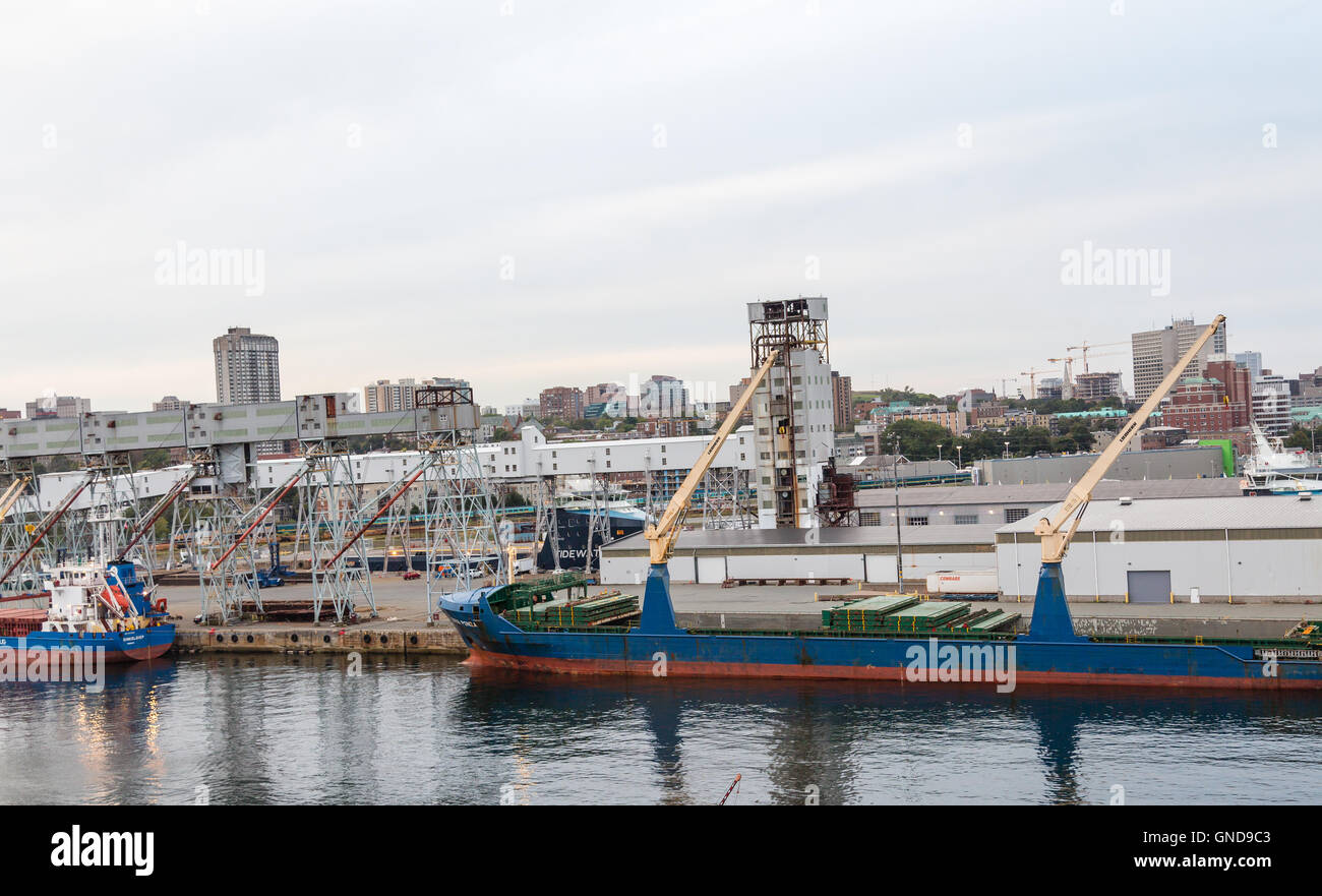 Chiatta di lavoro presso un porto industriale Foto Stock