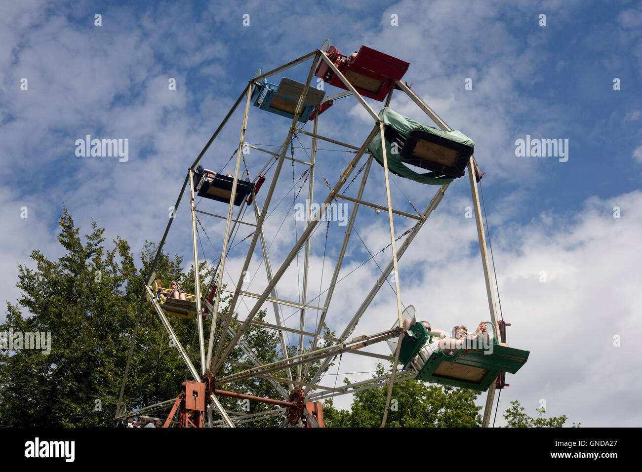 La grande ruota in lavorazione Hollycombe steam museum Foto Stock