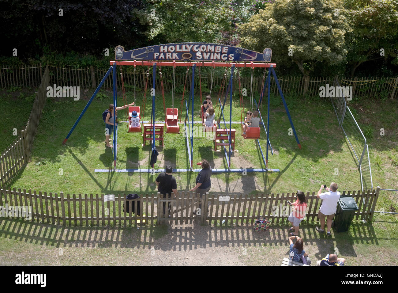 Parco Hollycombe altalene visto dalla Grande Ruota a lavoro Hollycombe steam museum Foto Stock