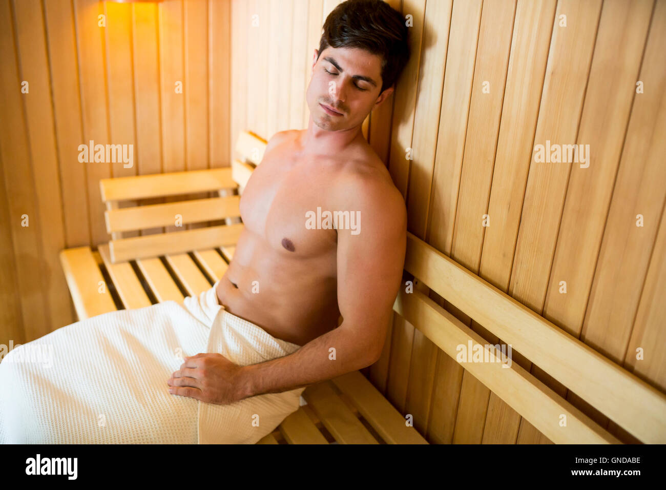 Bel giovane di rilassarvi nella sauna Foto Stock