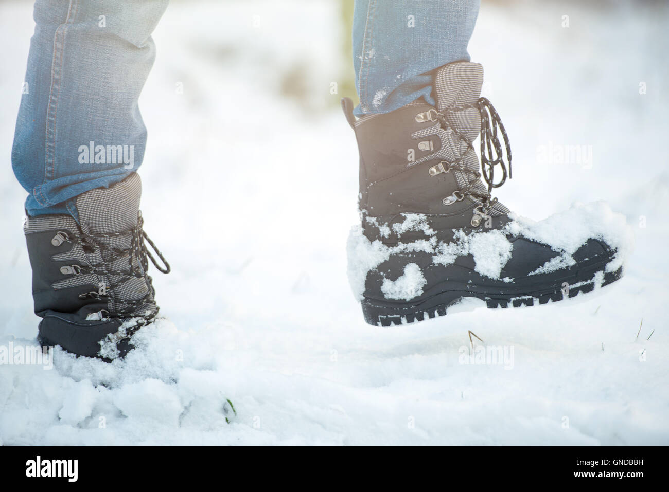 Un'immagine delle scarpe invernali in presenza di neve, close-up Foto Stock