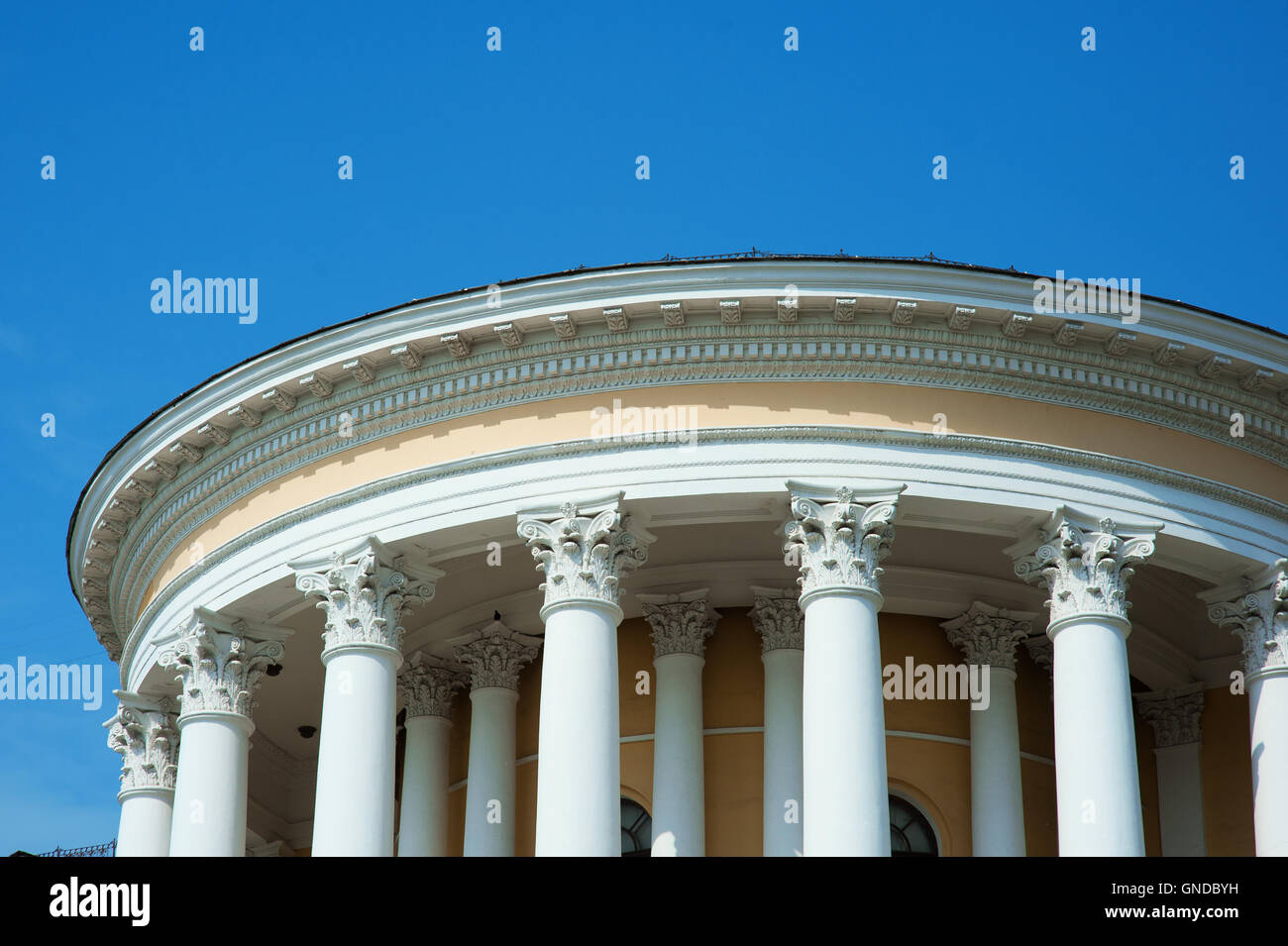 Colonne bianche sulla facciata di un edificio in stile classico Foto Stock