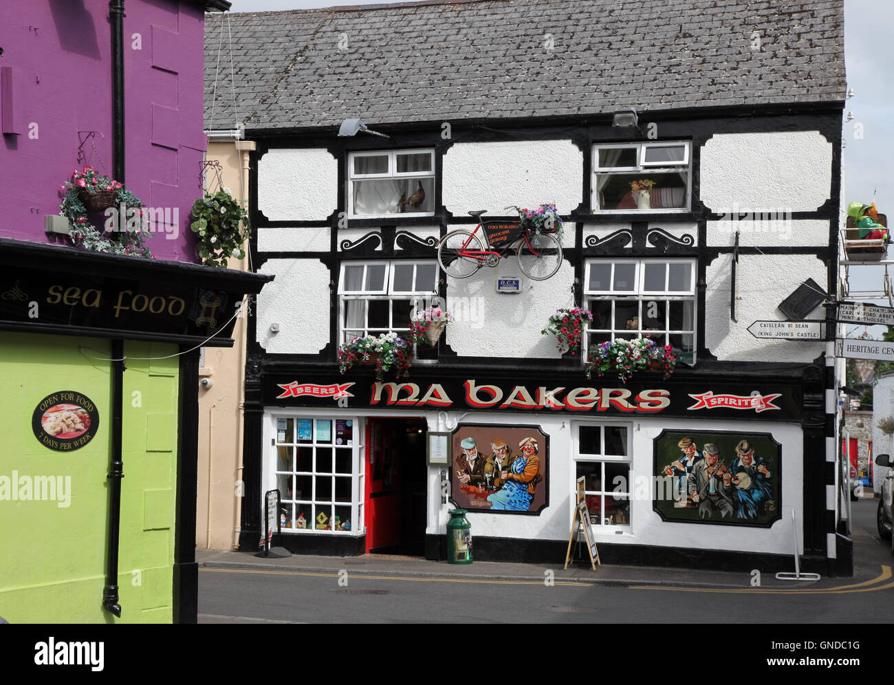 Ma i panettieri, alimentari, panetteria e pub in Carlingford Foto Stock