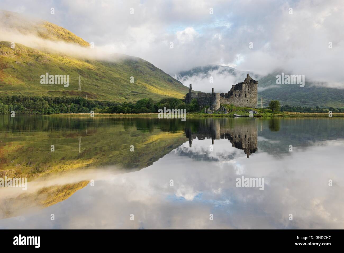 Una immagine a colori della luce del sole di mattina di colpire l'ancora sponde del Loch Awe Foto Stock