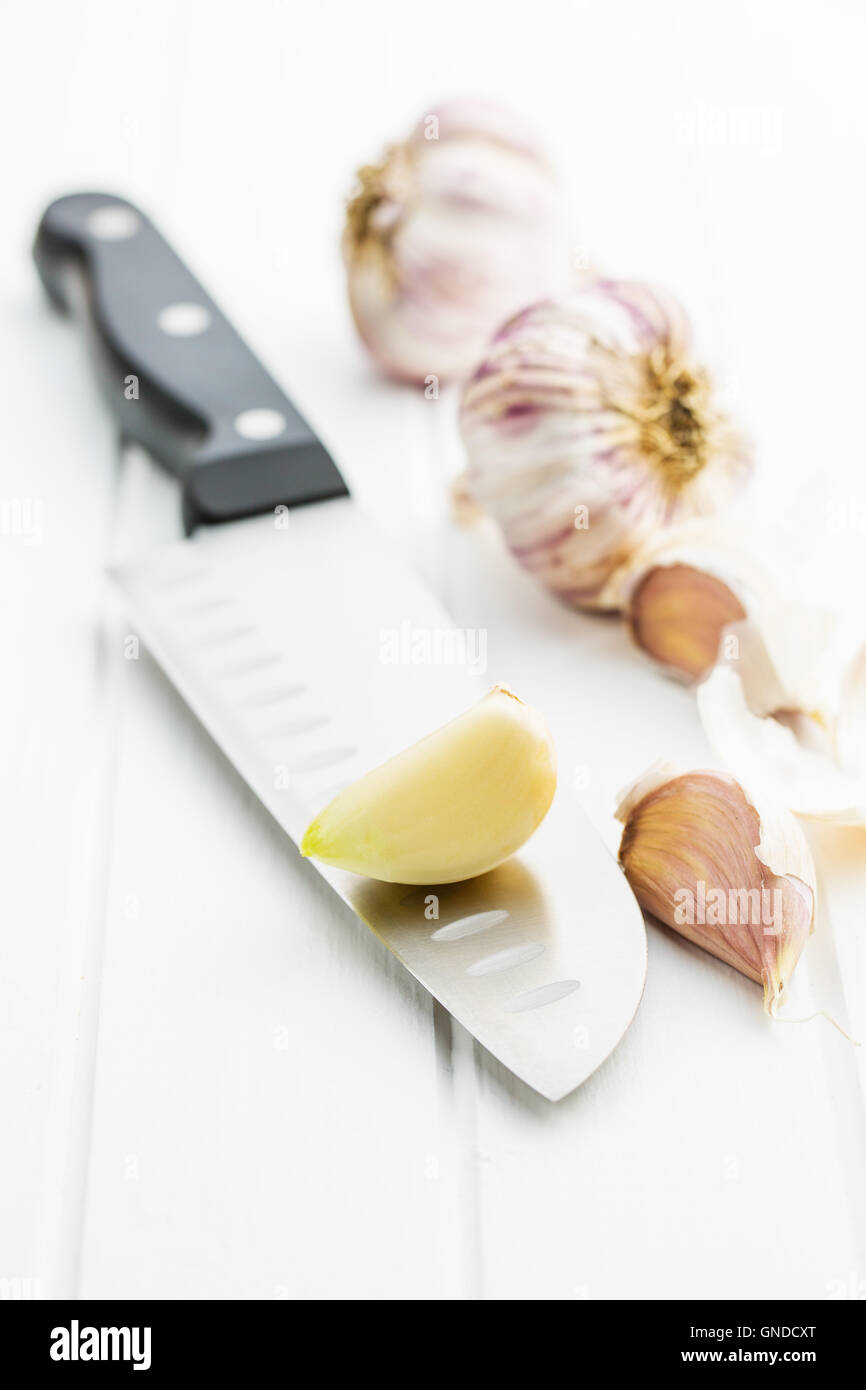 L'aglio sbucciato sul coltello. Foto Stock