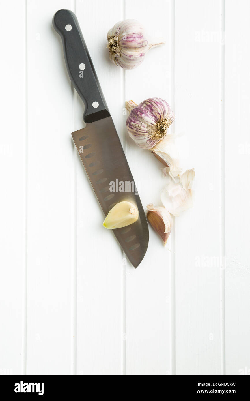 L'aglio sbucciato sul coltello. Vista dall'alto. Foto Stock