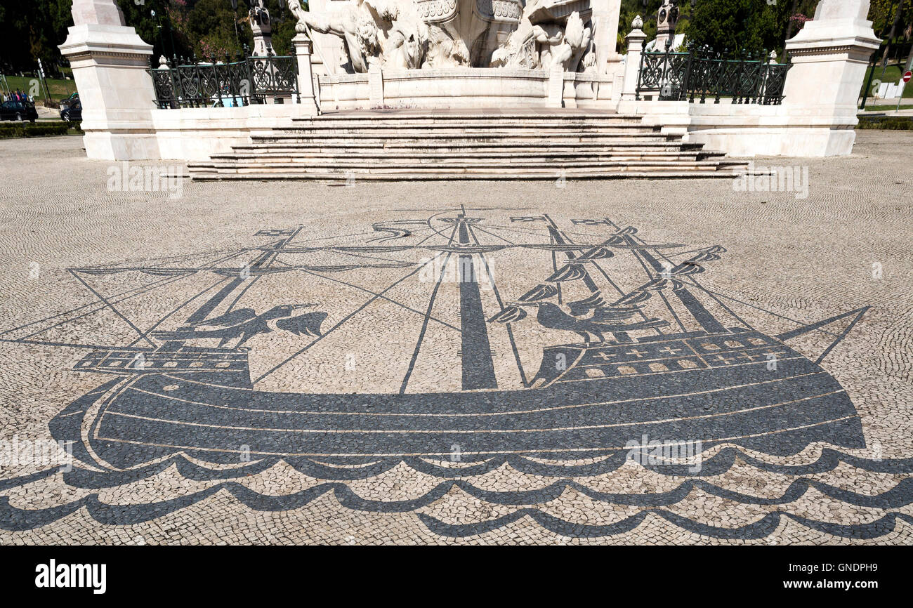 Dettaglio del magnifico lavoro di pietra sul terreno di fronte al monumento al Marchese di Pombal Foto Stock