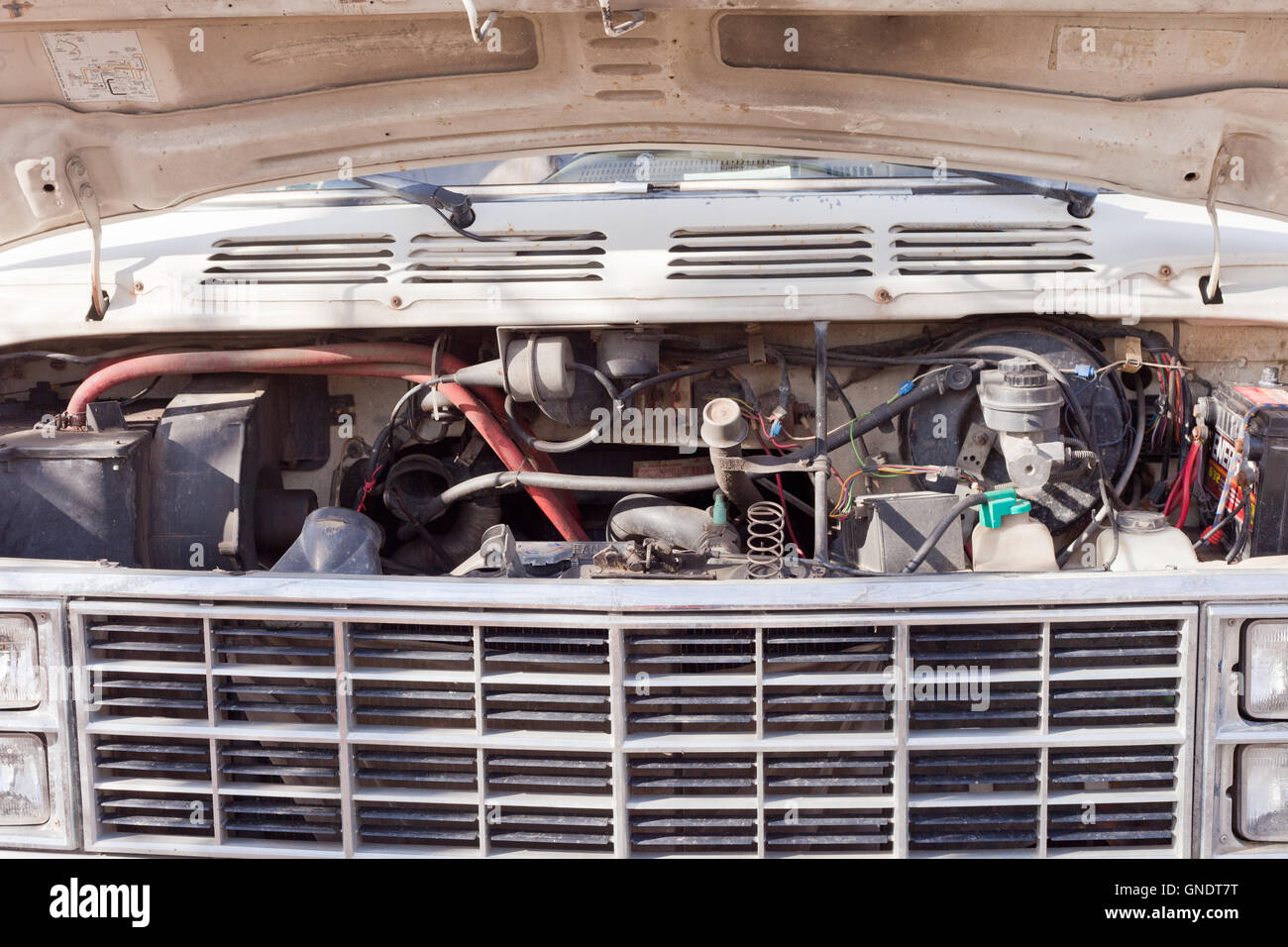 Aprire il cofano del vecchio van mostra il motore e la griglia anteriore Foto Stock