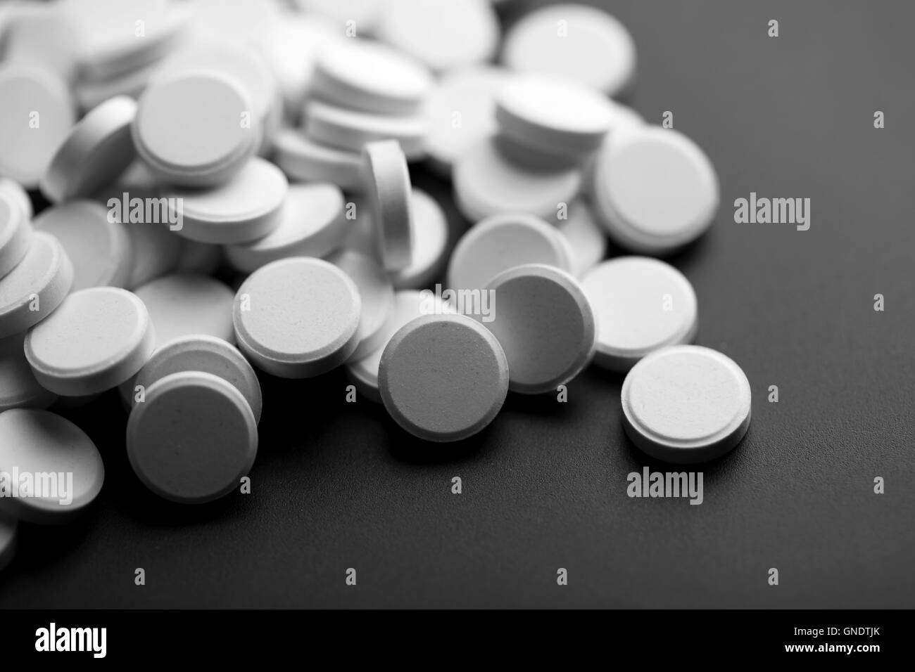 Pillole di bianco su sfondo nero Foto Stock