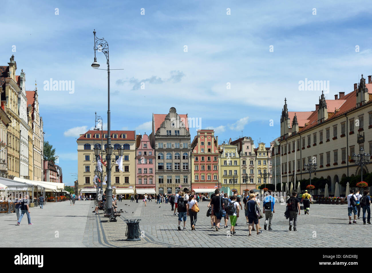 La gente a piedi in Piazza del Mercato nel centro storico della Città Vecchia di Wroclaw in Polonia. Foto Stock