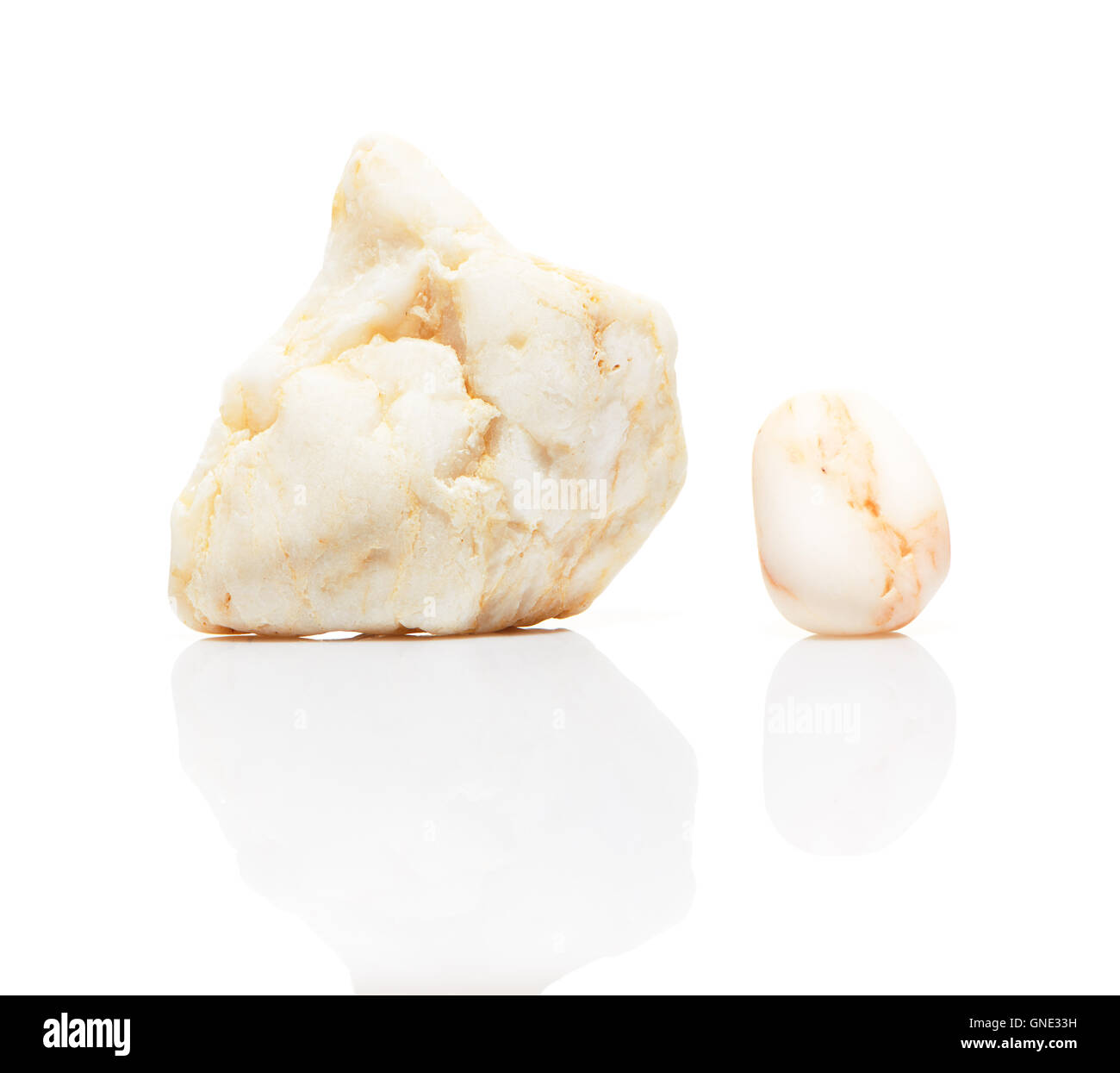 Due bianchi pietre minerali con la riflessione isolata su sfondo bianco Foto Stock