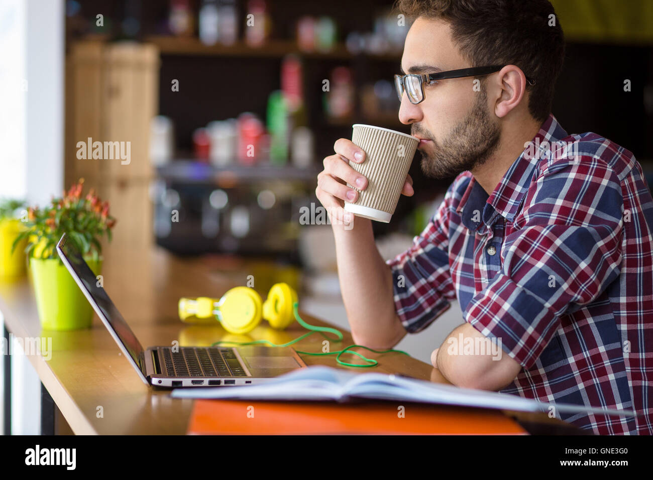 Bello freelance lavoro uomo Foto Stock