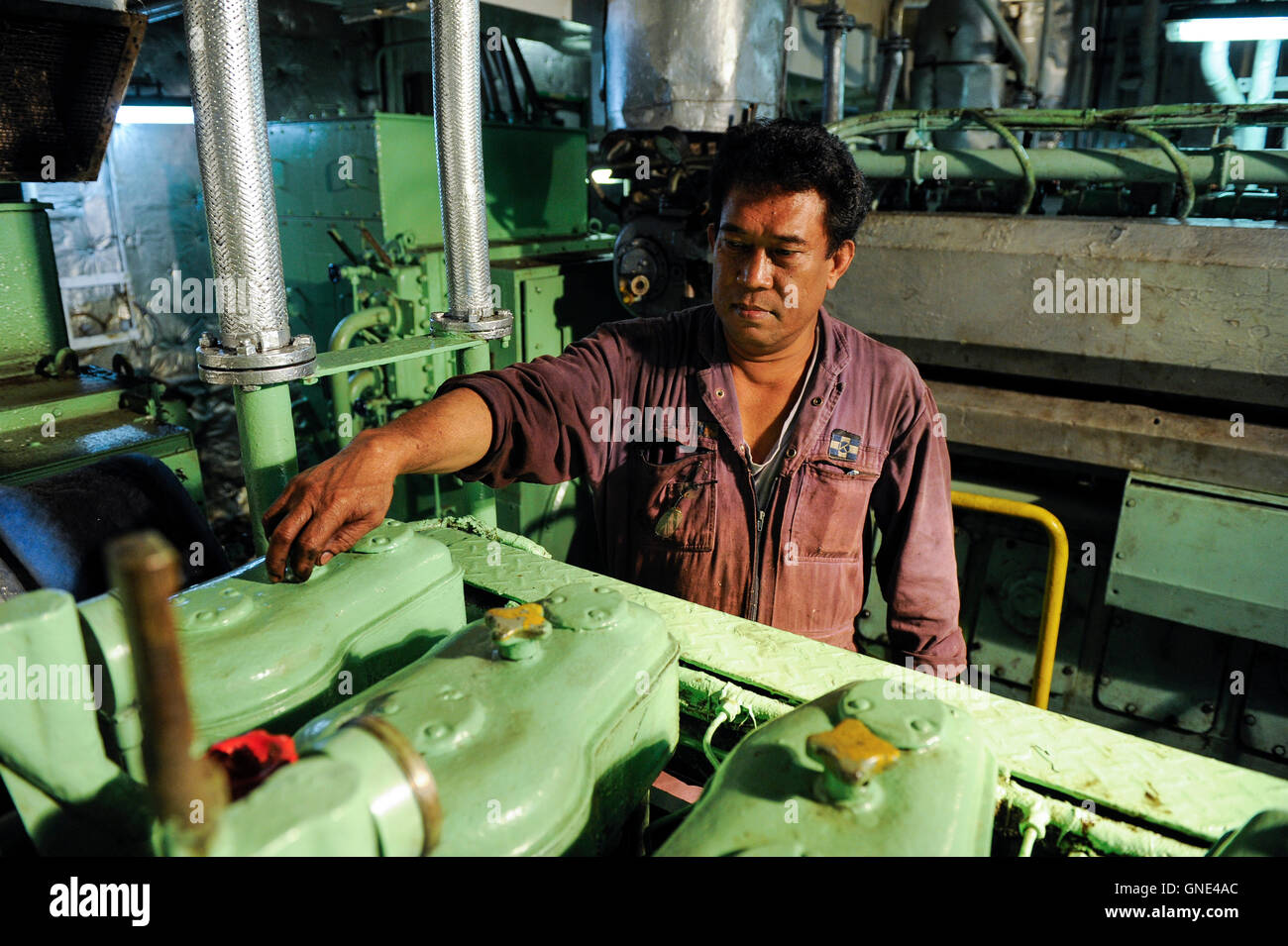 Germania Amburgo, filippino marinaio sulla nave MV Chaiten in porto / Deutschland Hamburg , philipinnischer seeman auf einem Schiff im Hafen, Maschinenraum Foto Stock