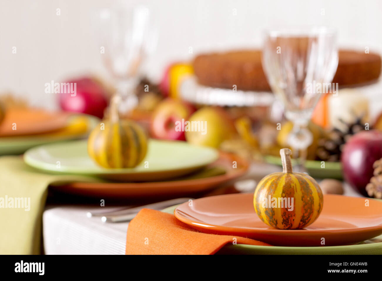 Cena di ringraziamento. Tabella stagionale impostazione con foglie di autunno, candele e zucche. Foto Stock