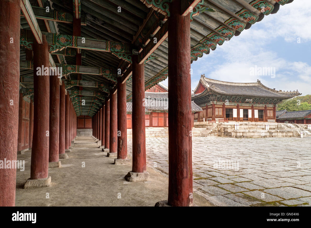 Corridoio e Myeongjeongjeon, la sala principale del Palazzo Changgyeonggung a Seul, in Corea del Sud. Foto Stock