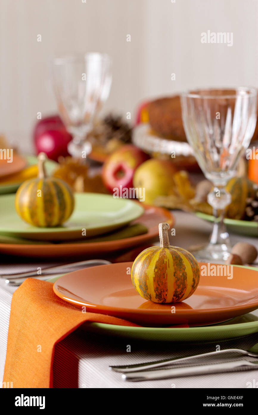 Cena di ringraziamento. Tabella stagionale impostazione con foglie di autunno, candele e zucche. Foto Stock