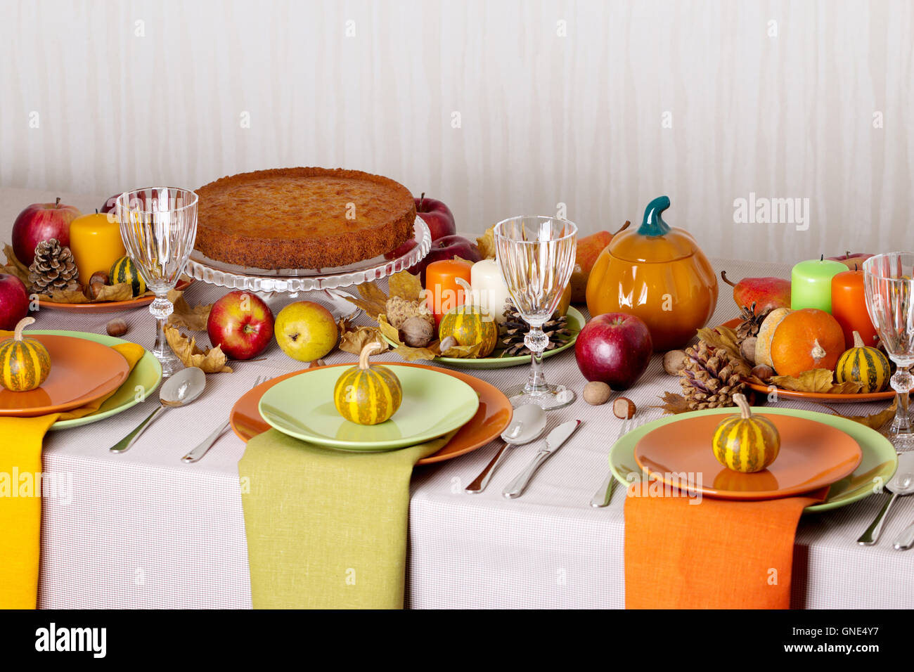 Cena di ringraziamento. Tabella stagionale impostazione con foglie di autunno, candele e zucche. Foto Stock