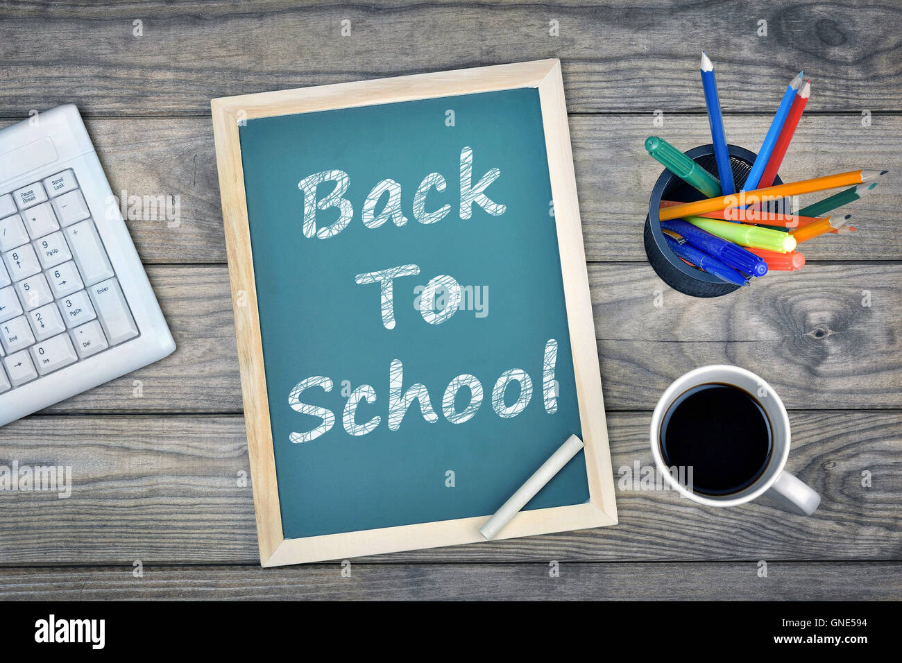 Si torna a scuola il testo sul bordo della scuola e del caffè sulla scrivania Foto Stock