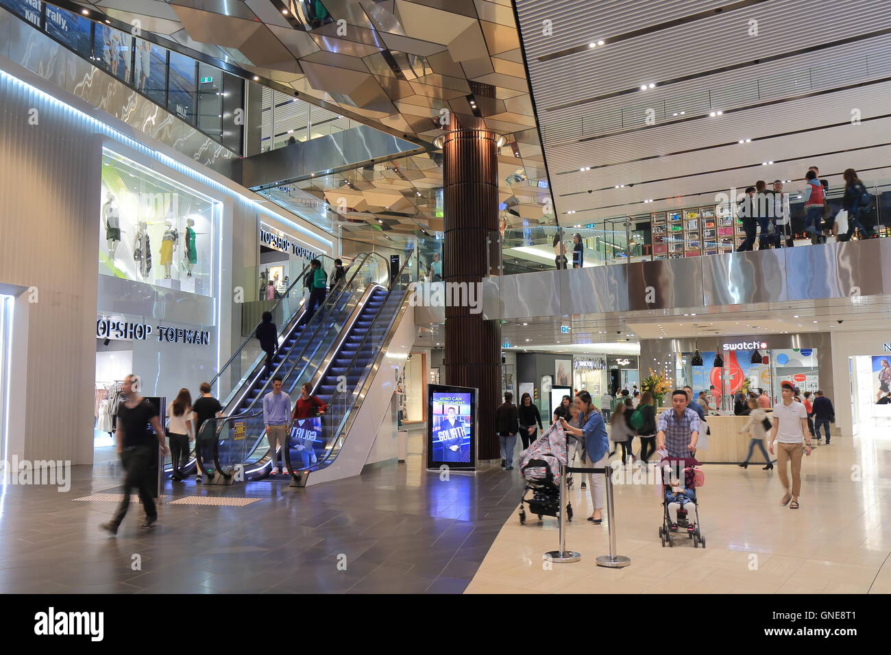 Ppeople shop a Emporium Shopping Mall a Melbourne in Australia. Foto Stock