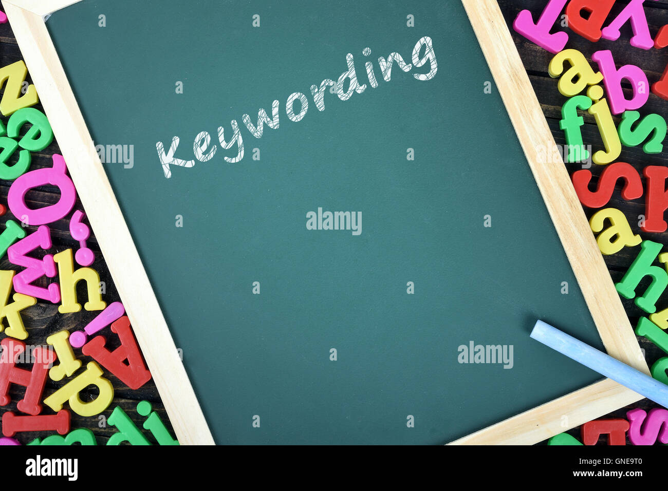 Keywording testo sul bordo della scuola e le lettere magnetiche Foto Stock