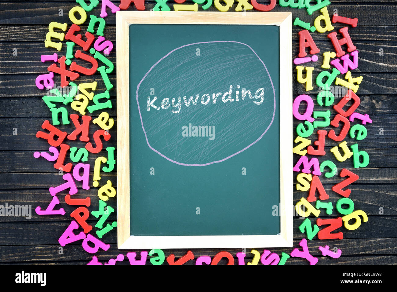 Keywording testo sul bordo della scuola e le lettere magnetiche Foto Stock