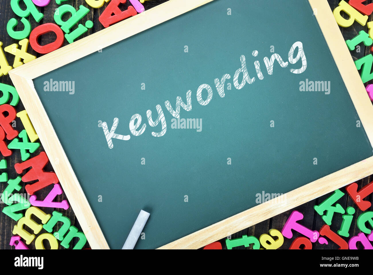 Keywording testo sul bordo della scuola e le lettere magnetiche Foto Stock