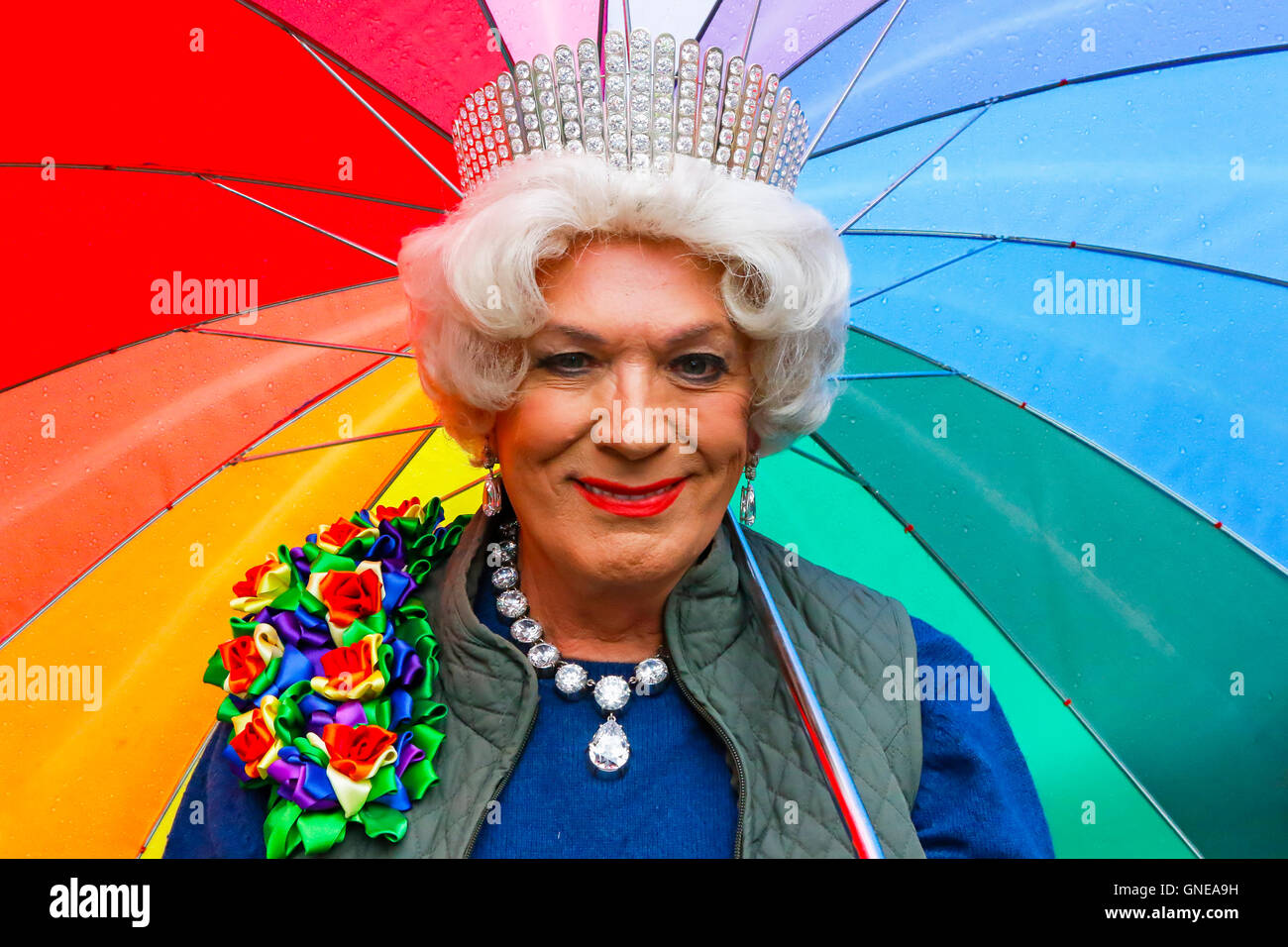 Billie Raymond, un attivo Gay attivista dei diritti che è rinomato per le sue apparizioni a Gay Pride marche vestito come QE2 Foto Stock