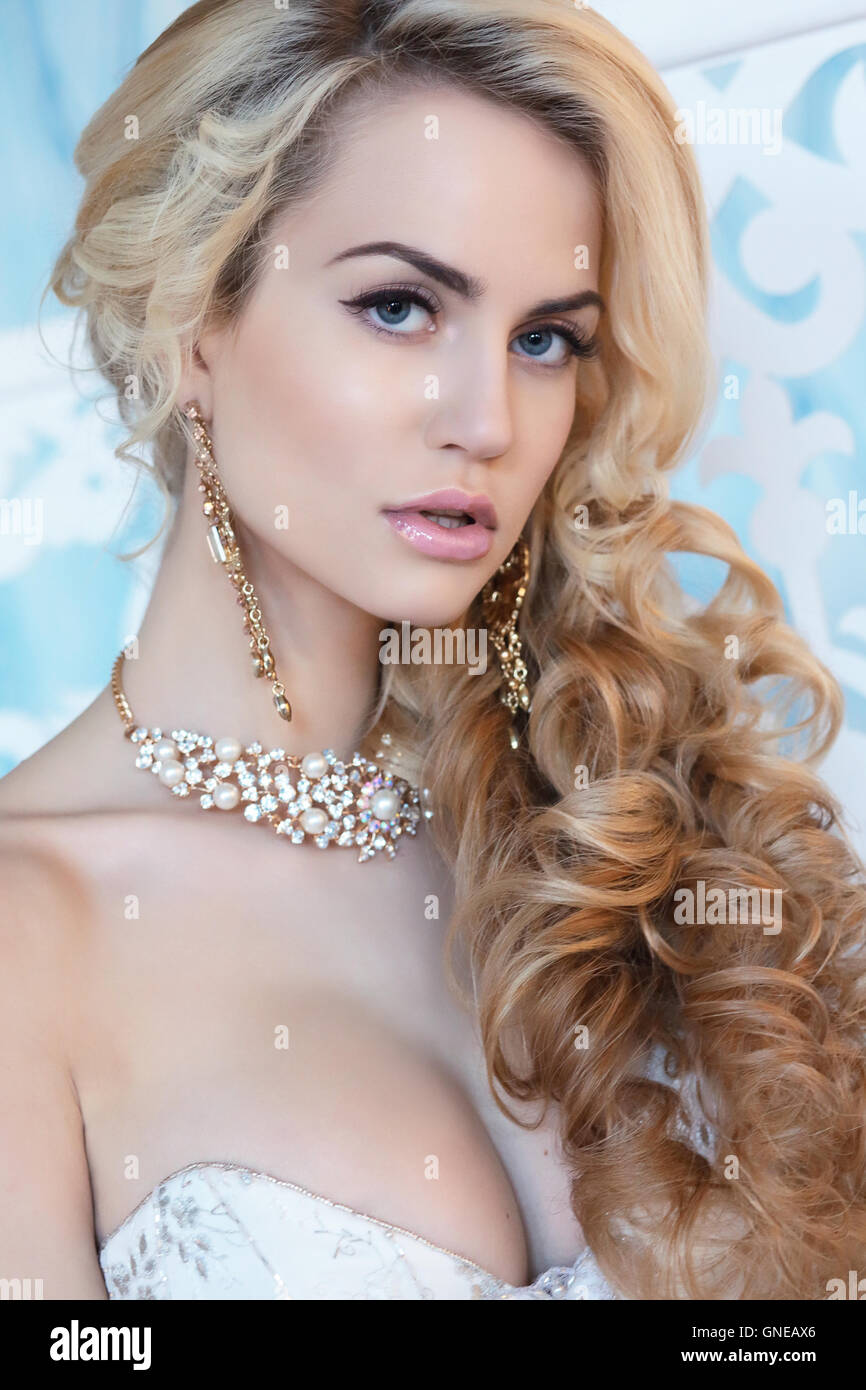 Ritratto di una bionda sposa con gioielli. Orecchini di perle e . Foto Stock