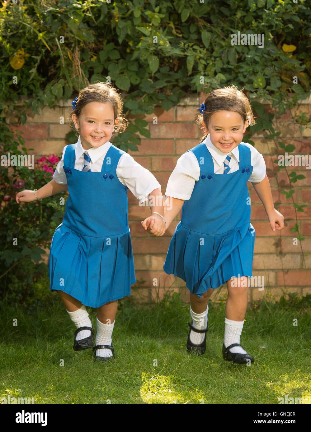 Gemelli Rosie (sinistra) e Ruby Formosa che sono nati uniti in corrispondenza del ventre e condiviso parte dell'intestino, sono dovuto iniziare la scuola nel mese di settembre. Foto Stock