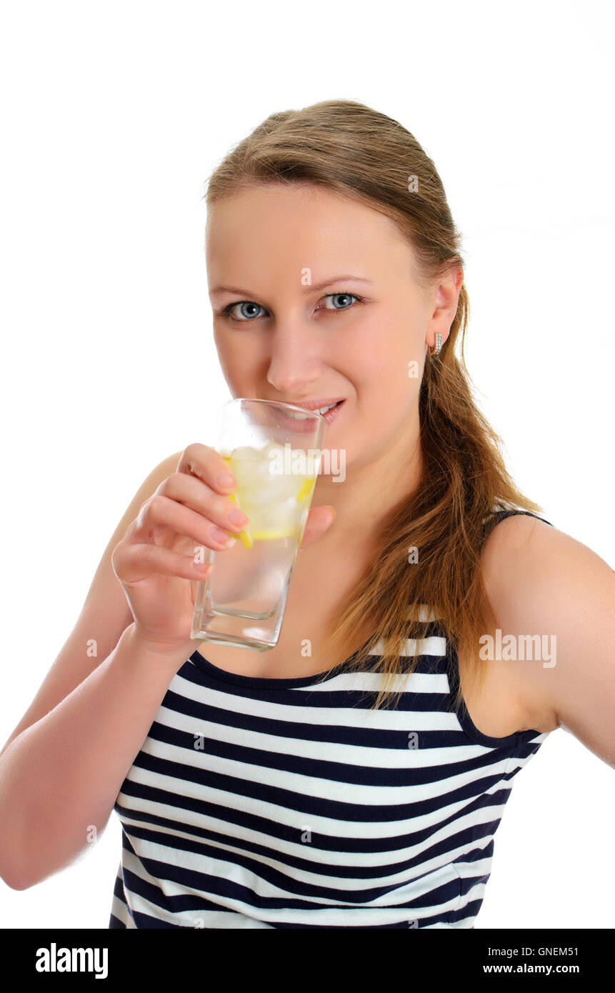 Donna attraente con un bicchiere di acqua, isolato su bianco Foto Stock