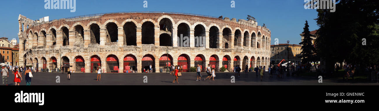 Vista Panorama dell'Anfiteatro Romano il "Arena" a Piazza Bra, Verona, Italia Foto Stock