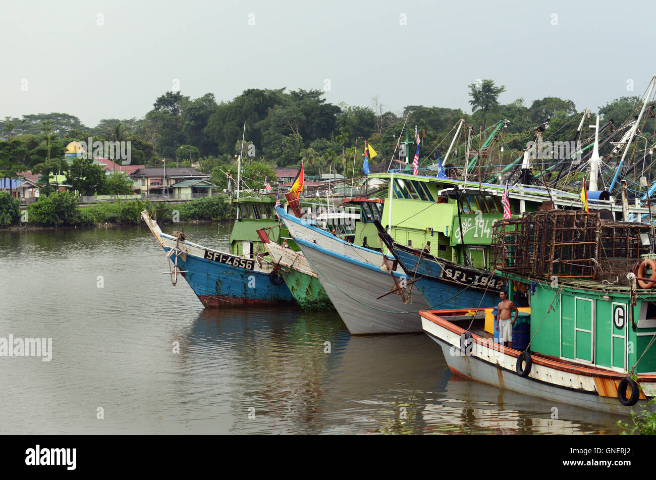 Una flotta di pesca sul fiume Sarawak vicino a Kuching, Malaysia. Foto Stock