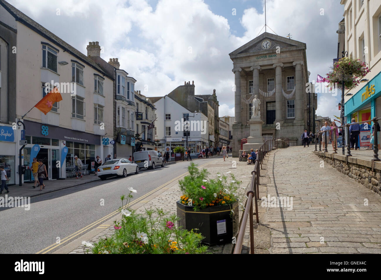 Penzance una città in West Cornwall Inghilterra REGNO UNITO Humphrey Davey ebreo di mercato Street Foto Stock