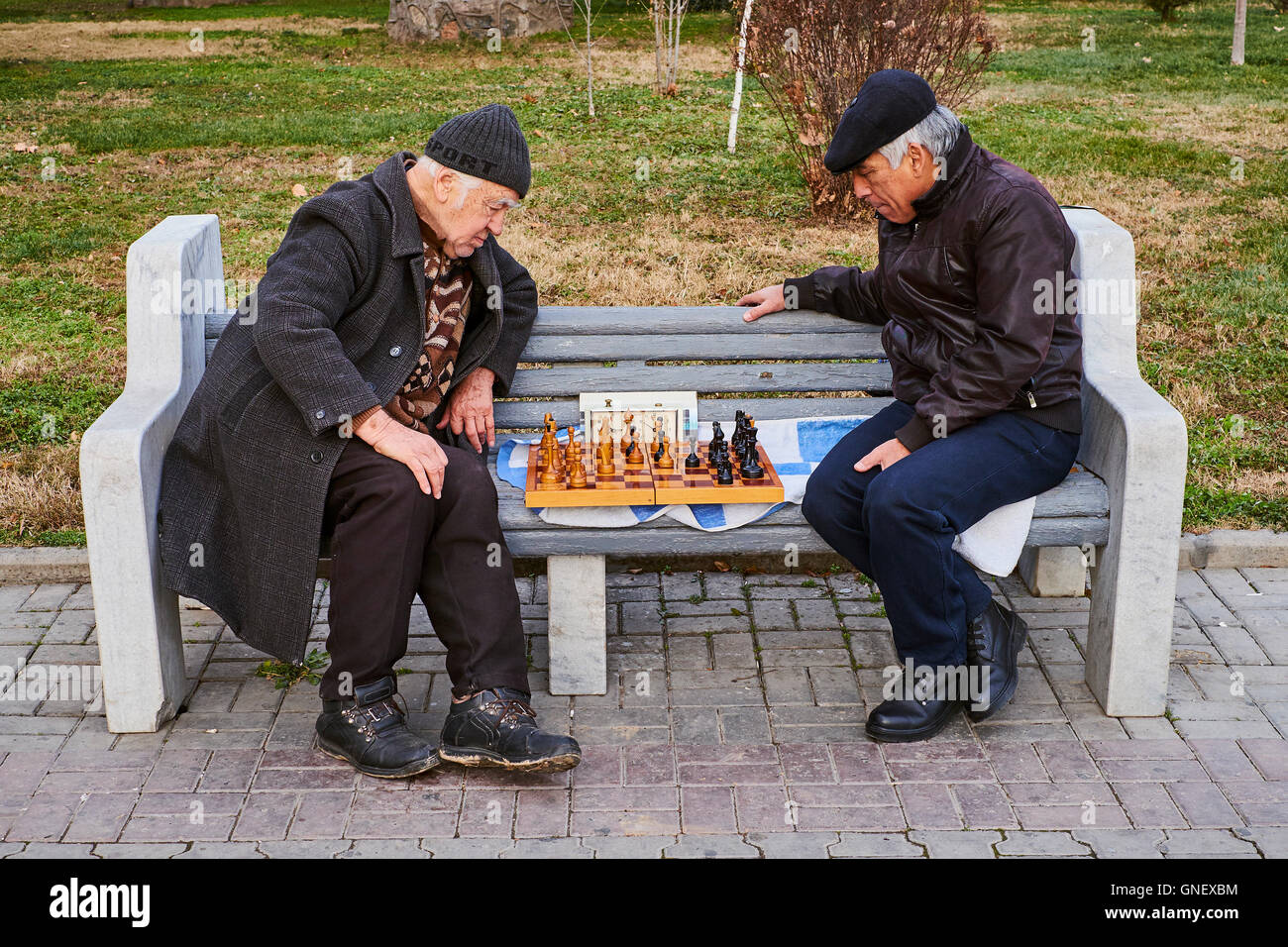 Uzbekistan Tashkent uomini giocatori di scacchi street Foto Stock