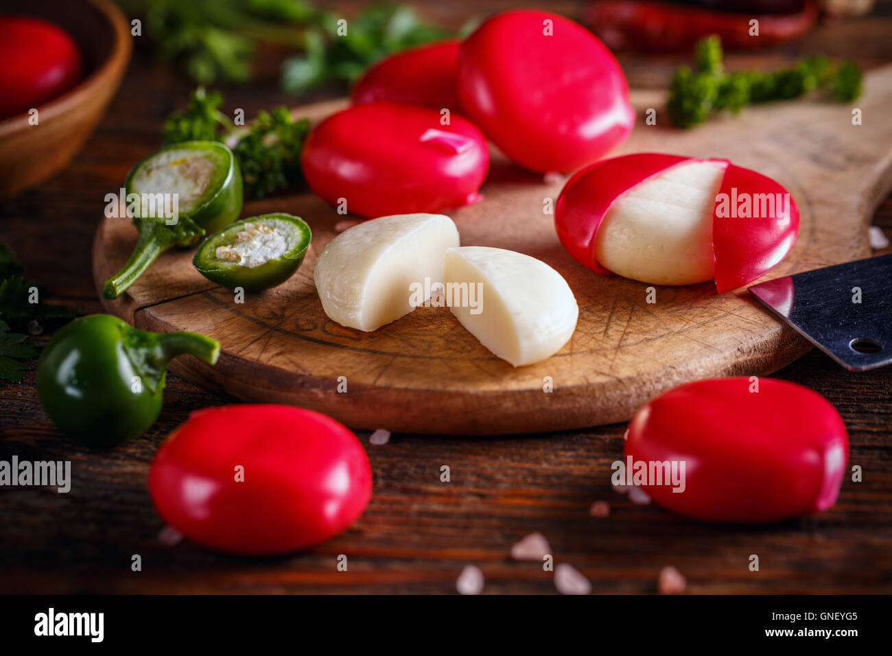 Mini baby palline di formaggio in cera rossa Foto Stock