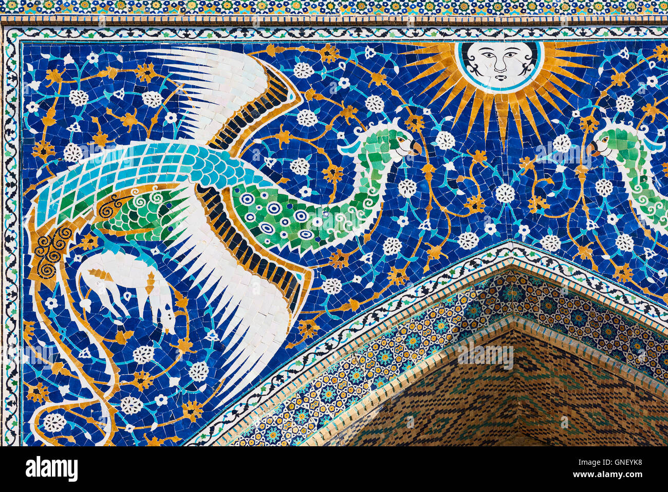 Uzbekistan Bukhara, Patrimonio Mondiale dell Unesco, Khanaka Nadir Divanbegi, portale con la fantastica uccelli Foto Stock