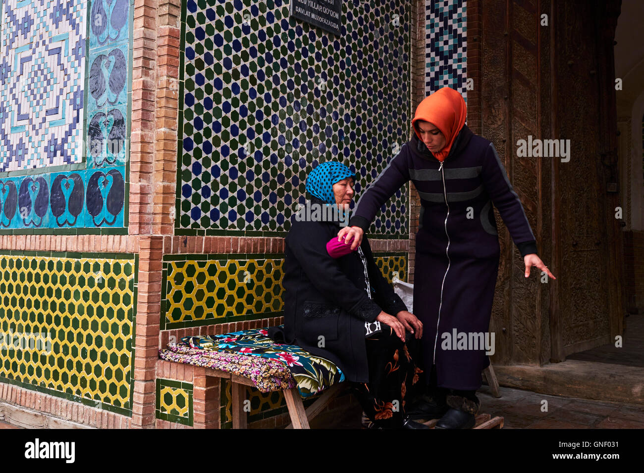 Uzbekistan, regione di Fergana, Kokand, Dakhma ho Shokhon mausoleo, guaritore donna Foto Stock