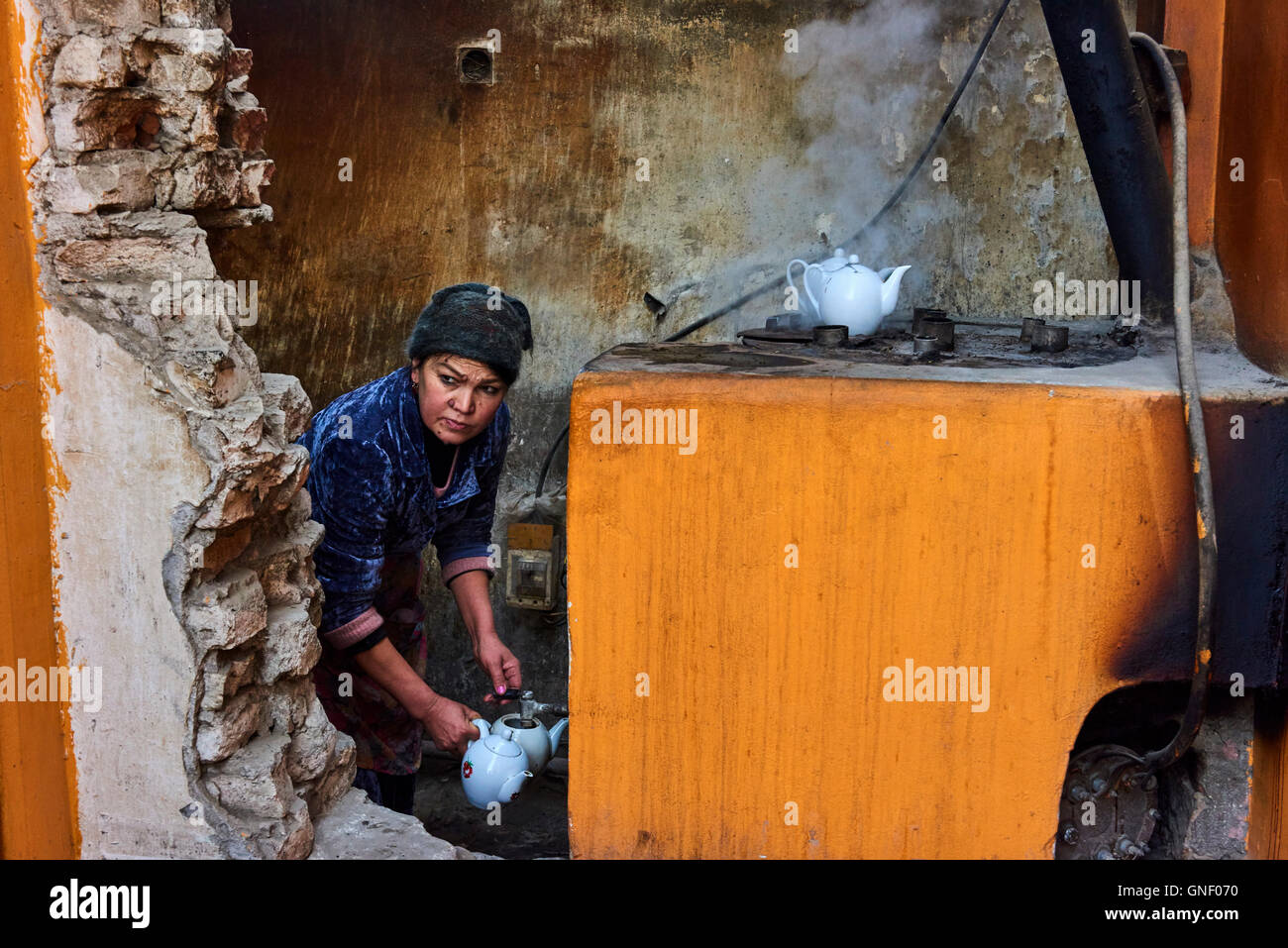 Uzbekistan, regione di Fergana, Richtan, Tchaikhana, tradizionale casa da tè, donna tè Foto Stock