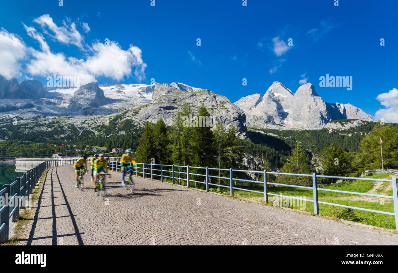 Un gruppo di ciclisti in movimento su una strada di montagna Foto Stock